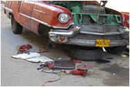 Innenansichten Kuba`s: Mangels Werkstatt werden die alten Autos auf der Strae repariert, Havanna - Foto-Ausstellung von Peter Wiedenmann