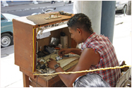 Innenansichten Kuba`s: neue Selbststndigkeit: Handyreparatur