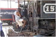 Innenansichten Kuba`s: Restauration von Dampflokomotive (Henschel, Kassel) in Autralia