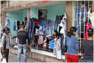 Innenansichten Kuba`s: neue Selbststndigkeit: privater Verkauf von Kleidung, Havanna
