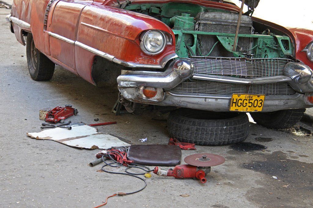 Innenansichten Kuba`s: Mangels Werkstatt werden die alten Autos auf der Strae repariert, Havanna - Foto-Ausstellung von Peter Wiedenmann