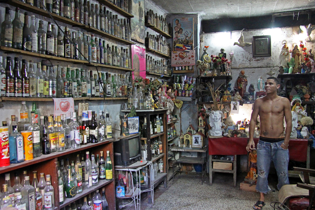 Innenansichten Kuba`s: Schnapsladen in Havanna - Foto-Ausstellung von Peter Wiedenmann